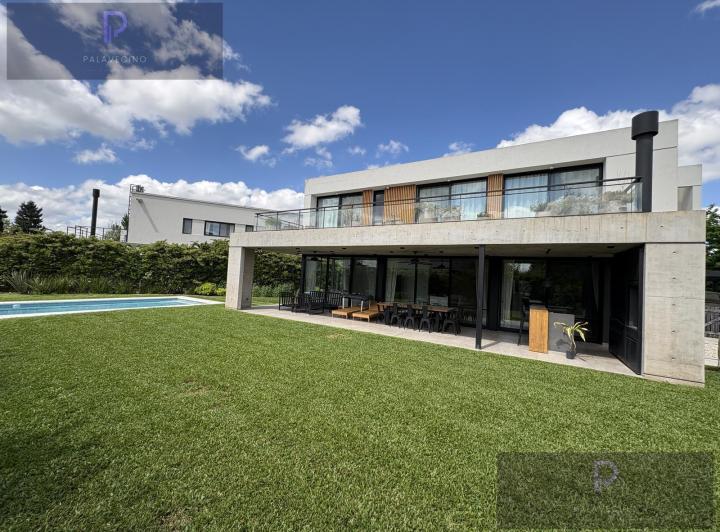 Casa · 290m² · 6 Ambientes · 1 Cochera