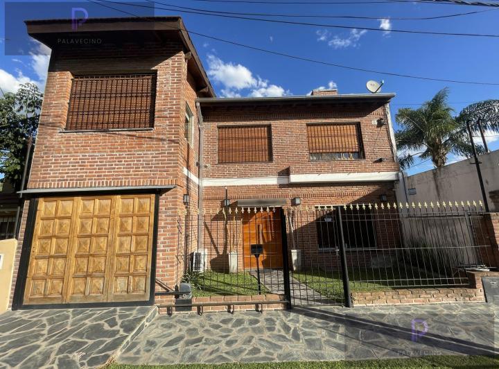 Casa · 220m² · 6 Ambientes · 2 Cocheras