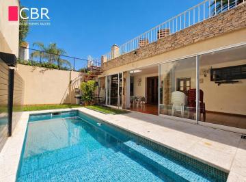 Casa · 157m² · 4 Ambientes · 2 Cocheras · Impecable Casa con Jardín, Terraza, Quincho y Piscina - Muy Luminosa!