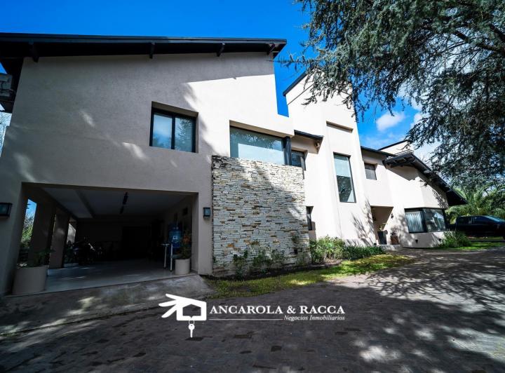 Casa · 430m² · 6 Ambientes · 2 Cocheras