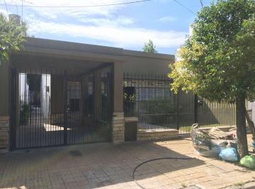 PH de 3 ambientes, Vicente López · Casa de 3 Ambientes con Pileta en Munro