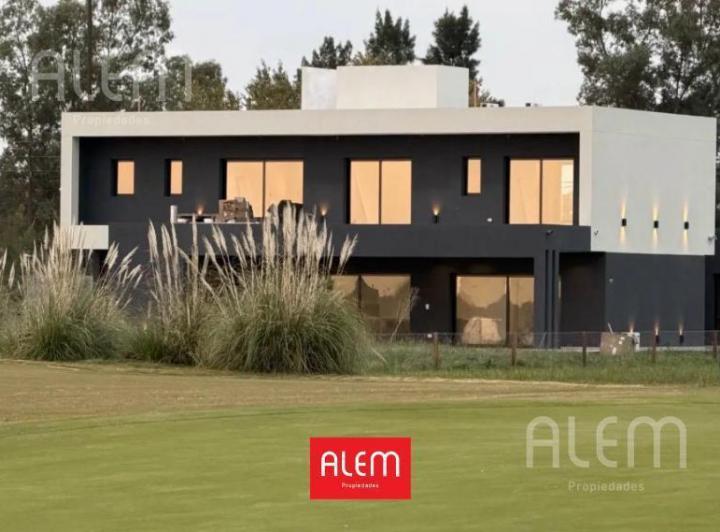 Casa · 330m² · 4 Dormitorios · 4 Cocheras