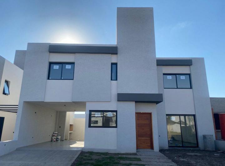 Casa · 160m² · 5 Ambientes · 2 Cocheras