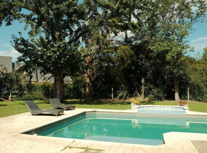 Casa · 450m² · 6 Ambientes · 1 Cochera