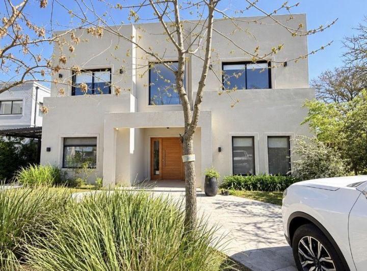 Casa · 198m² · 5 Ambientes · 3 Cocheras