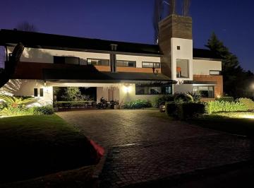 Casa · 460m² · 4 Dormitorios · 4 Cocheras · Casa - San Diego