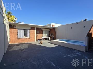 Casa · 165m² · 5 Ambientes · 2 Cocheras · Venta Casa 4 Ambientes con Cochera y Piscina en Bernal