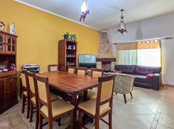 Casa · 250m² · 6 Ambientes · 1 Cochera · Venta/permuta - Casa Al Frente de 4 Dorm., Cochera, Patio y Quincho - La Florida, Rosario.