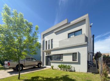 Casa · 180m² · 4 Ambientes · 2 Cocheras · Casa en Alquiler 3 Dorm. en Barrio Nautico Vila Marina! Tigre! Amueblada!