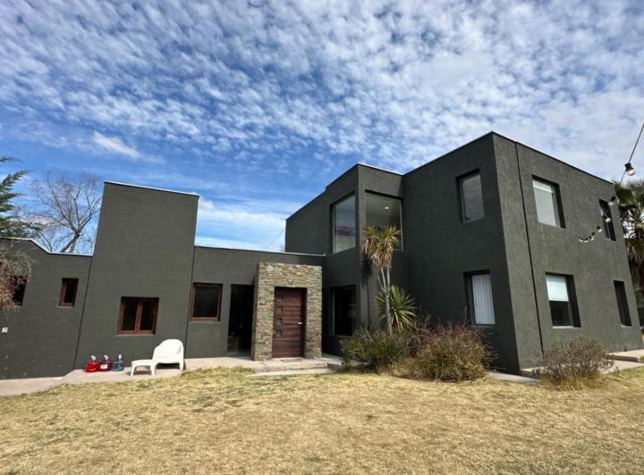 Casa · 420m² · 5 Dormitorios · 3 Cocheras
