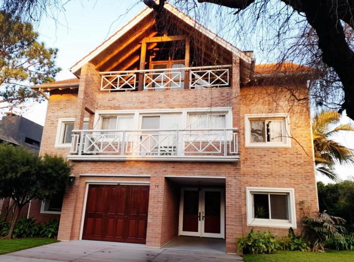Casa · 412m² · 6 Ambientes · 3 Cocheras