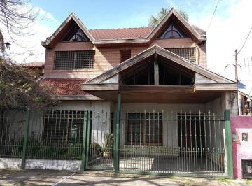 Casa · 210m² · 4 Ambientes · 1 Cochera · Chalet Muy Amplio Desarrollado en Dos Plantas