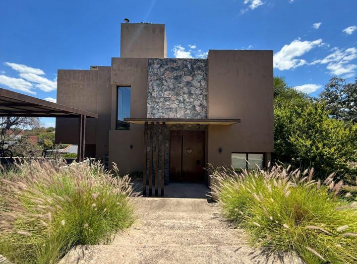 Casa · 326m² · 1 Ambiente · 2 Cocheras