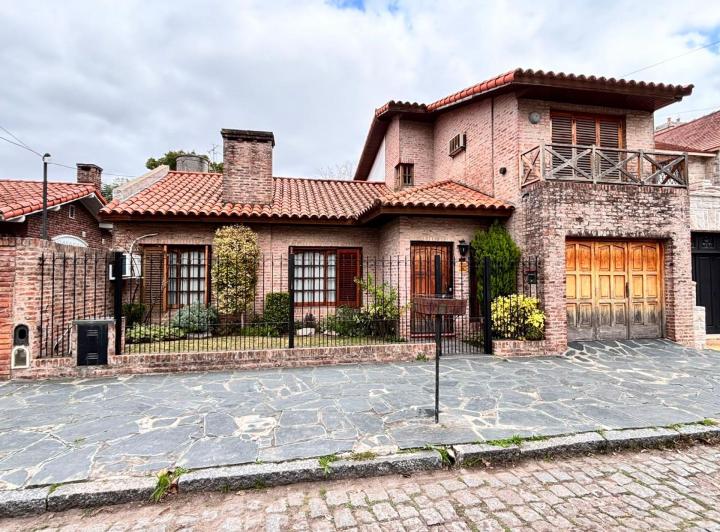 Casa · 203m² · 7 Ambientes · 2 Cocheras