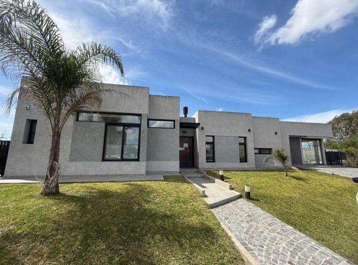 Casa · 181m² · 5 Ambientes · 2 Cocheras