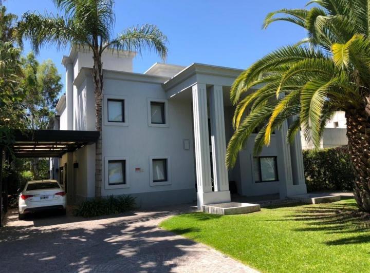 Casa · 325m² · 5 Ambientes · 1 Cochera