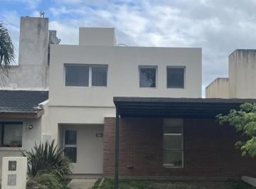 Casa · 135m² · 5 Ambientes · 2 Cocheras · Casa en Claros del Bosque