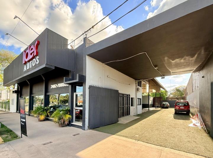 Local comercial · 180m² · 8 Cocheras