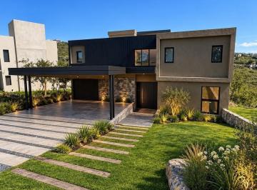 Casa · 300m² · 5 Ambientes · 2 Cocheras · Casa en La Deseada
