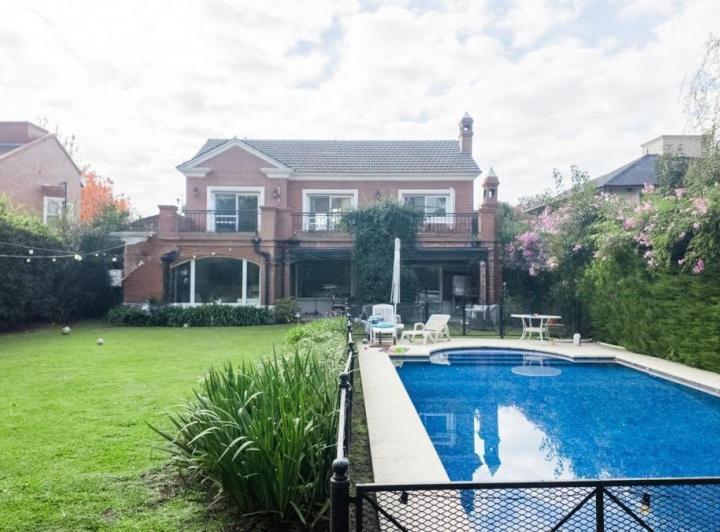 Casa · 220m² · 4 Ambientes
