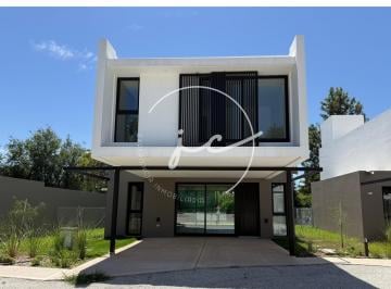 Casa · 193m² · 5 Ambientes · 2 Cocheras · Casa a Estrenar en Venta en Housing en Argüello