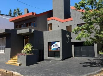 Casa · 320m² · 6 Ambientes · 1 Cochera · Casa en Venta en Esquina de 3 Dorm. - Costanera - 3 Plantas (Cf1420)