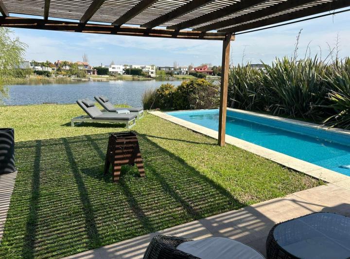 Casa · 249m² · 7 Ambientes · 3 Cocheras