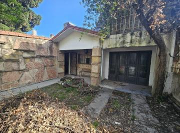 Casa · 174m² · 6 Ambientes · 1 Cochera · Casa a Refaccionar en Linda Zona Para Inversión