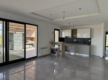Casa · 92m² · 4 Ambientes · 2 Cocheras · Casa en Venta Pueblo Esther