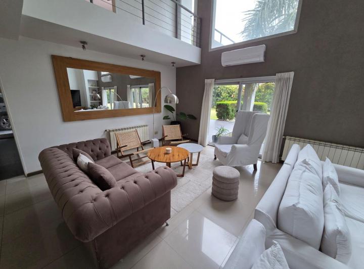 Casa · 305m² · 7 Ambientes · 2 Cocheras