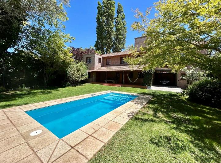Casa · 335m² · 6 Ambientes · 2 Cocheras