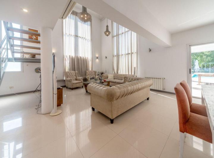 Casa · 230m² · 8 Ambientes · 4 Cocheras