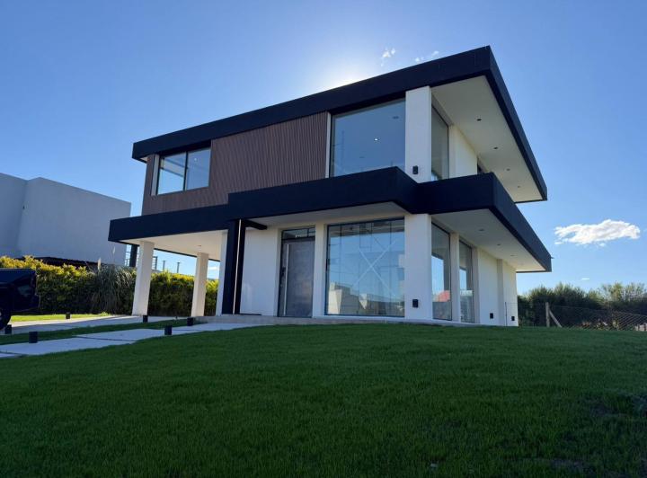 Casa · 270m² · 4 Ambientes · 2 Cocheras
