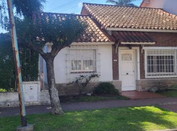 Casa · 127m² · 4 Ambientes · 1 Cochera · Venta Casa 4 Ambientes con Jardin, Haedo