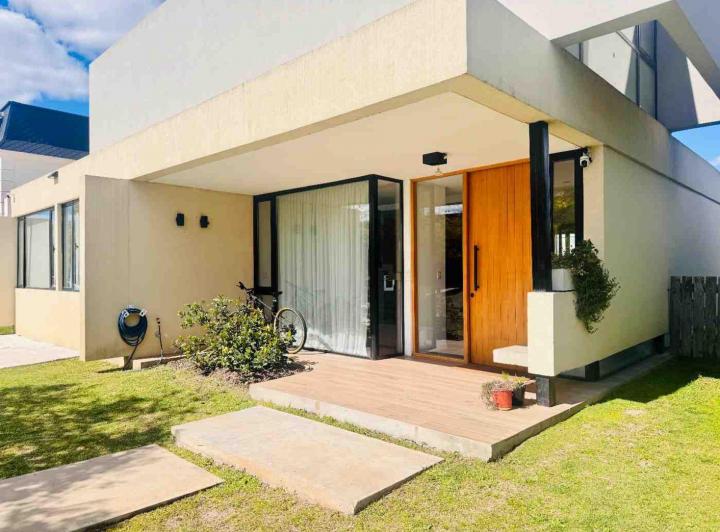 Casa · 160m² · 4 Ambientes · 4 Cocheras
