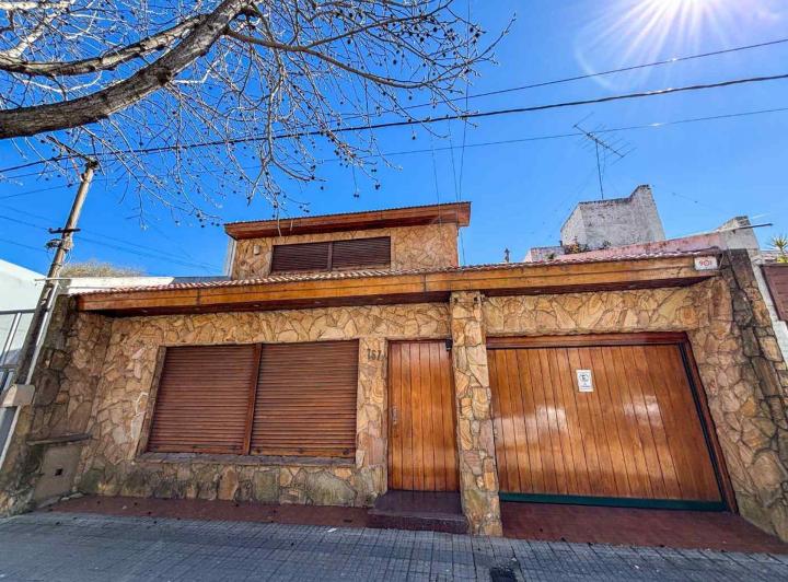 Casa · 263m² · 5 Ambientes · 2 Cocheras