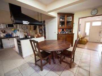 Casa · 200m² · 7 Ambientes · 2 Cocheras · Casa 4 Dorm. Venta La Plata Quincho Terraza