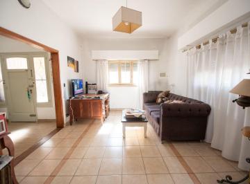 Casa · 200m² · 7 Ambientes · 2 Cocheras · Casa 4 Dorm. Venta La Plata Quincho Terraza
