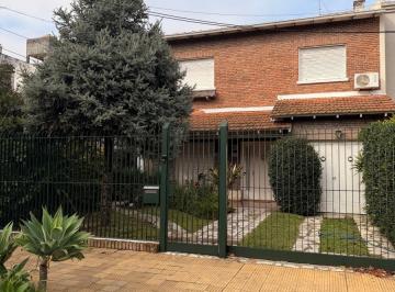 Casa de 5 ambientes, San Isidro · Chalet en Venta con Jardín, Pileta, Parrilla y Gran Potencial en Martínez
