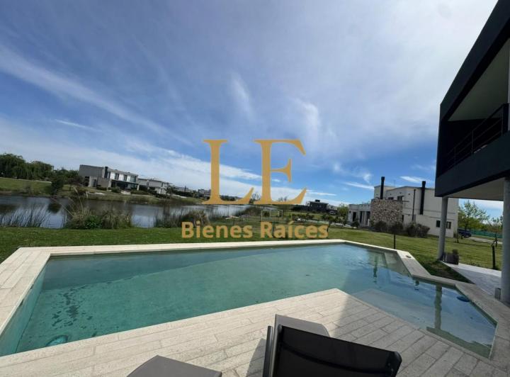 Casa · 240m² · 5 Ambientes · 3 Cocheras