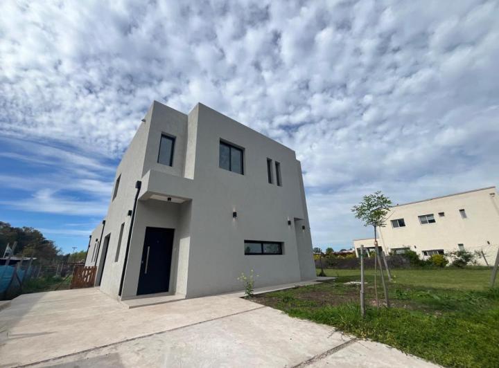 Casa · 220m² · 5 Ambientes