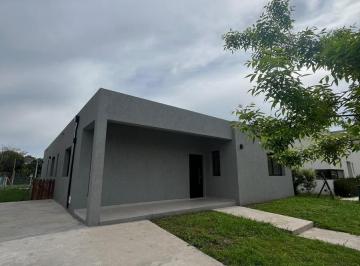 Casa · 190m² · 5 Ambientes · Excelente Oportunidad! Casa a Estrenar en Santa Lucìa, Pilar del Este.