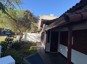 Casa Venta de 8 ambientes · Excelente Casa con Amplio Jardín en Una Sola Planta, Ubicada en Prestigiosa Zona