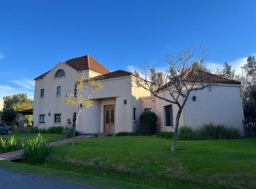 Casa · 260m² · 4 Dormitorios · 1 Cochera · Casa en Alquiler en Laguna del Sol