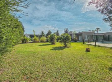Casa · 97m² · 2 Dormitorios · 1 Cochera · Casa en Puerto Roldan