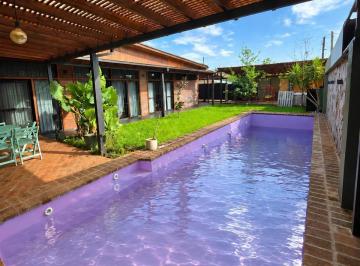 Casa · 219m² · 5 Ambientes · 2 Cocheras · Se Vende Casa Premium en Garupa