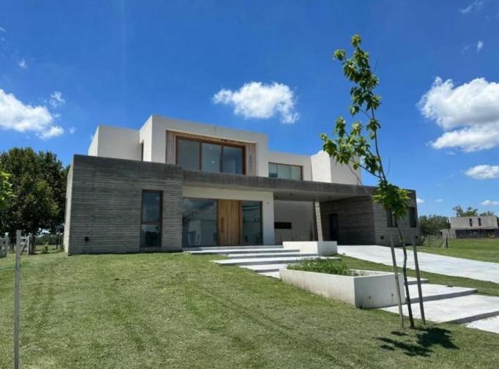 Casa · 300m² · 8 Ambientes · 2 Cocheras