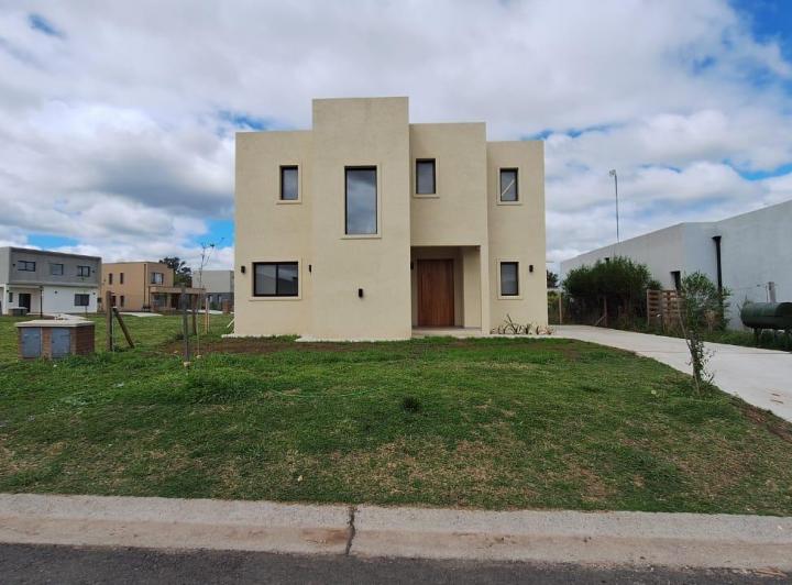 Casa · 200m² · 5 Ambientes · 4 Cocheras