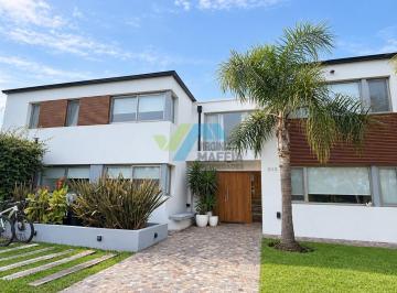 Casa · 410m² · 8 Ambientes · 2 Cocheras · Casa en Venta en Los Jazmines, Pilar del Este, Pilar