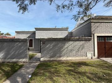 Casa · 135m² · 7 Ambientes · 1 Cochera · Casa en Barrio Pablo Pizzurno